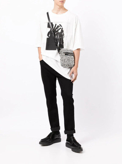 TAKAHIROMIYASHITA TheSoloist. Camiseta oversized com estampa gráfica outlook