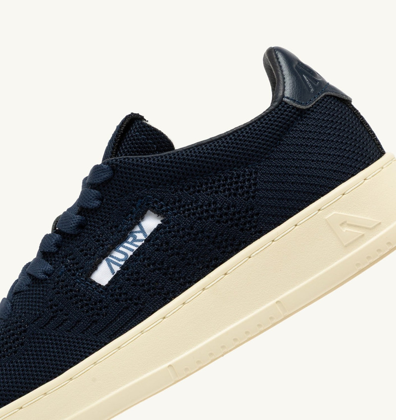 MEDALIST EASEKNIT LOW SNEAKERS IN SPACE BLUE KNIT 6
