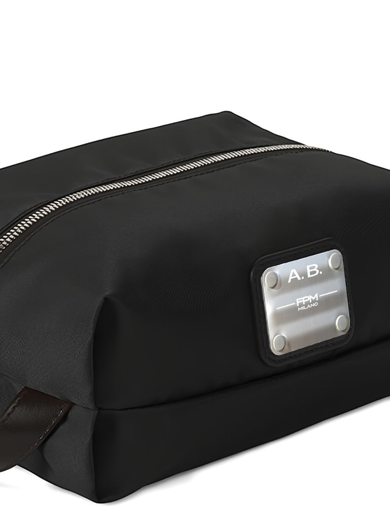 logo-detail luggage 4