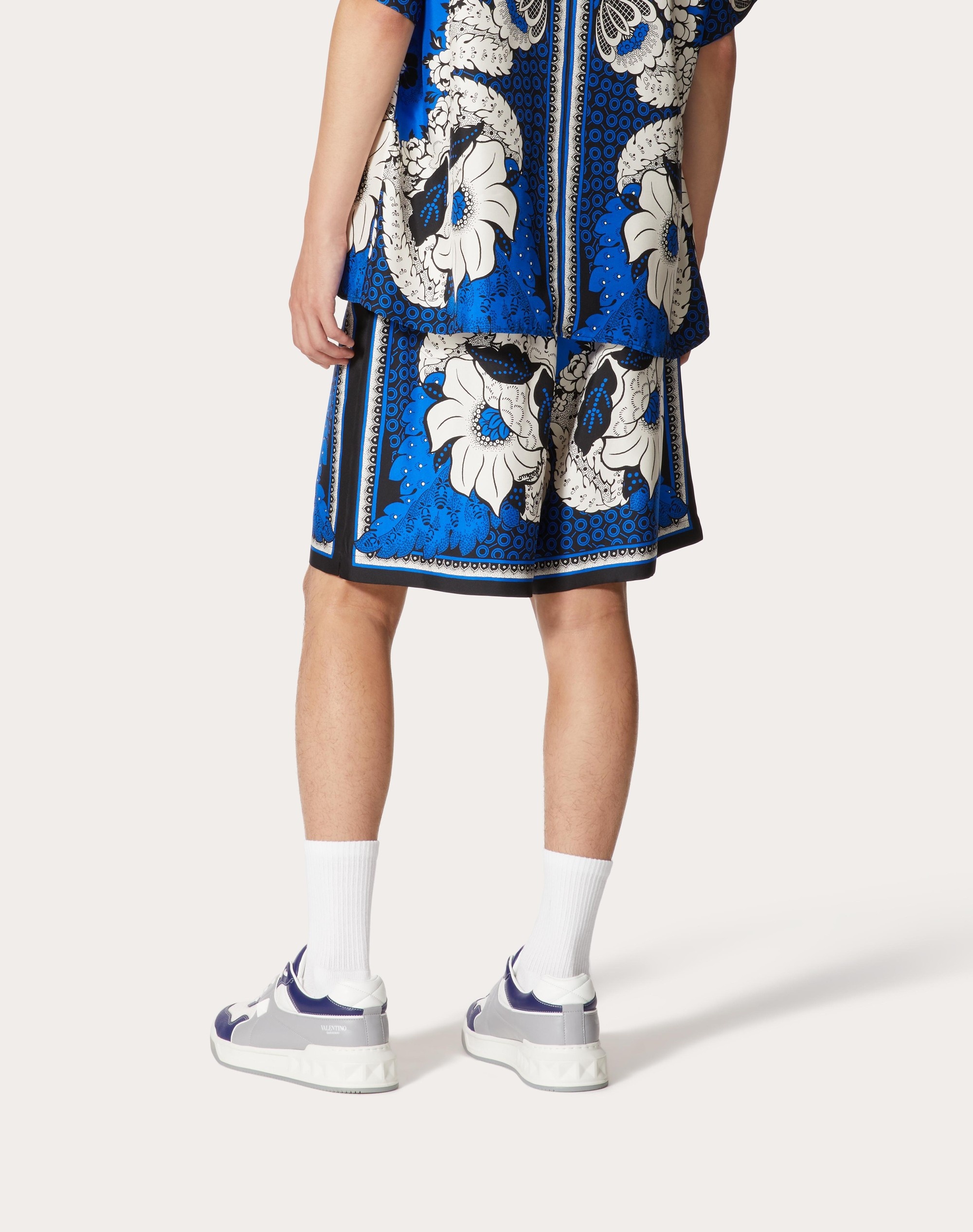 SILK TWILL BERMUDA SHORTS WITH VALENTINO BANDANA FLOWER PRINT - 4