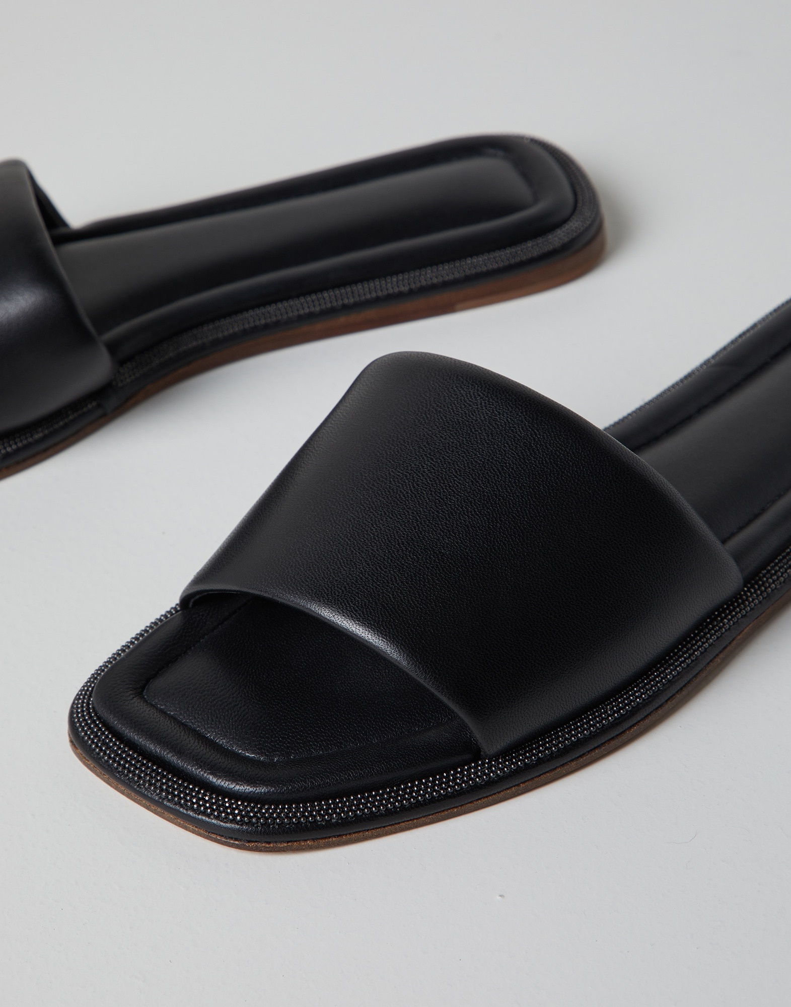 サンダル・ミュール BRUNELLO CUCINELLI Nappa leather slides with jewellery Brunello Cucinelli Nappa leather slides with shiny welt
