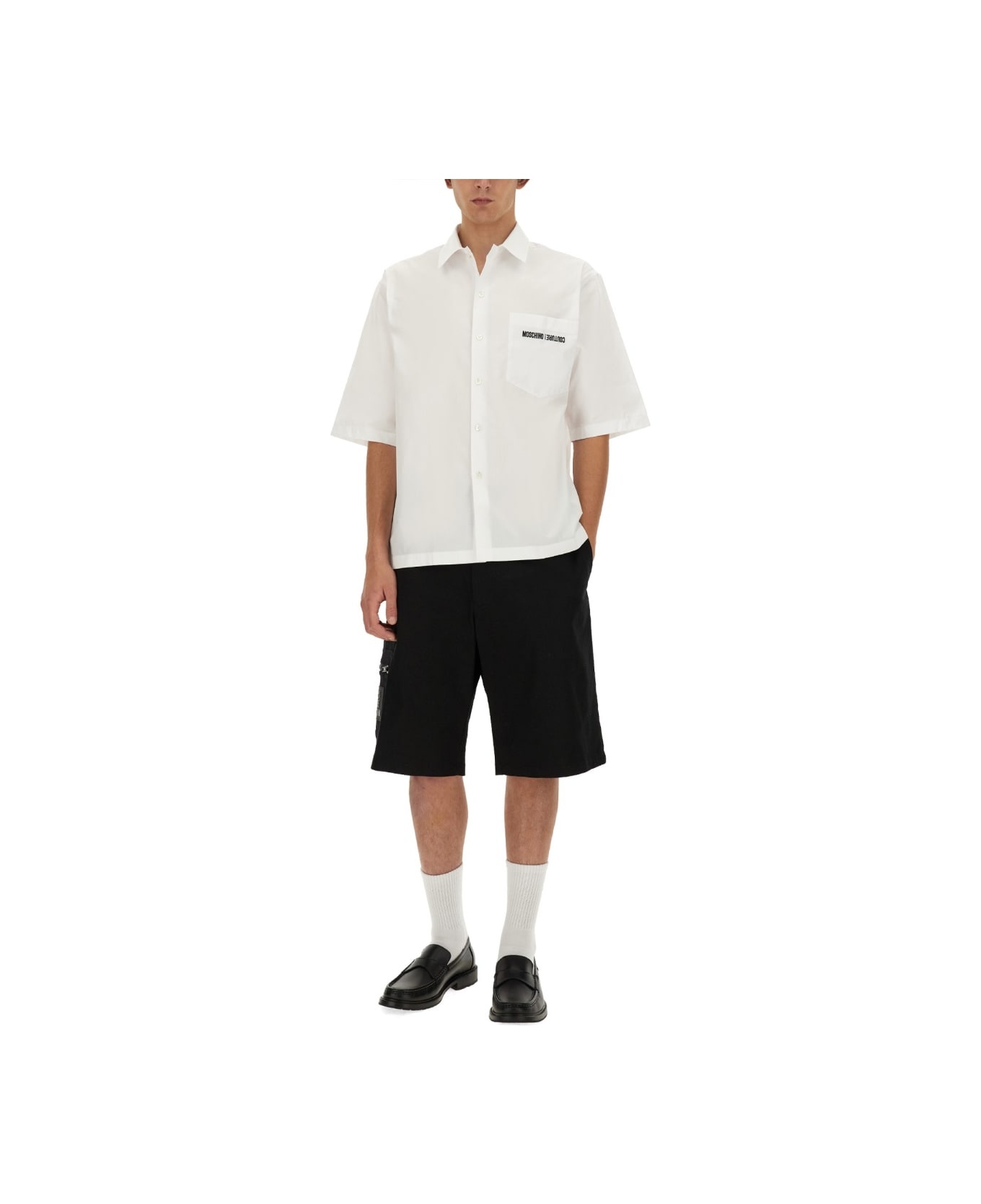 Tシャツ・カットソー Moschino FW24 UPSIDEDOWN LOGO SHIRT (02267035_1001) Moschino Upsidedown Logo Shirt | REVERSIBLE