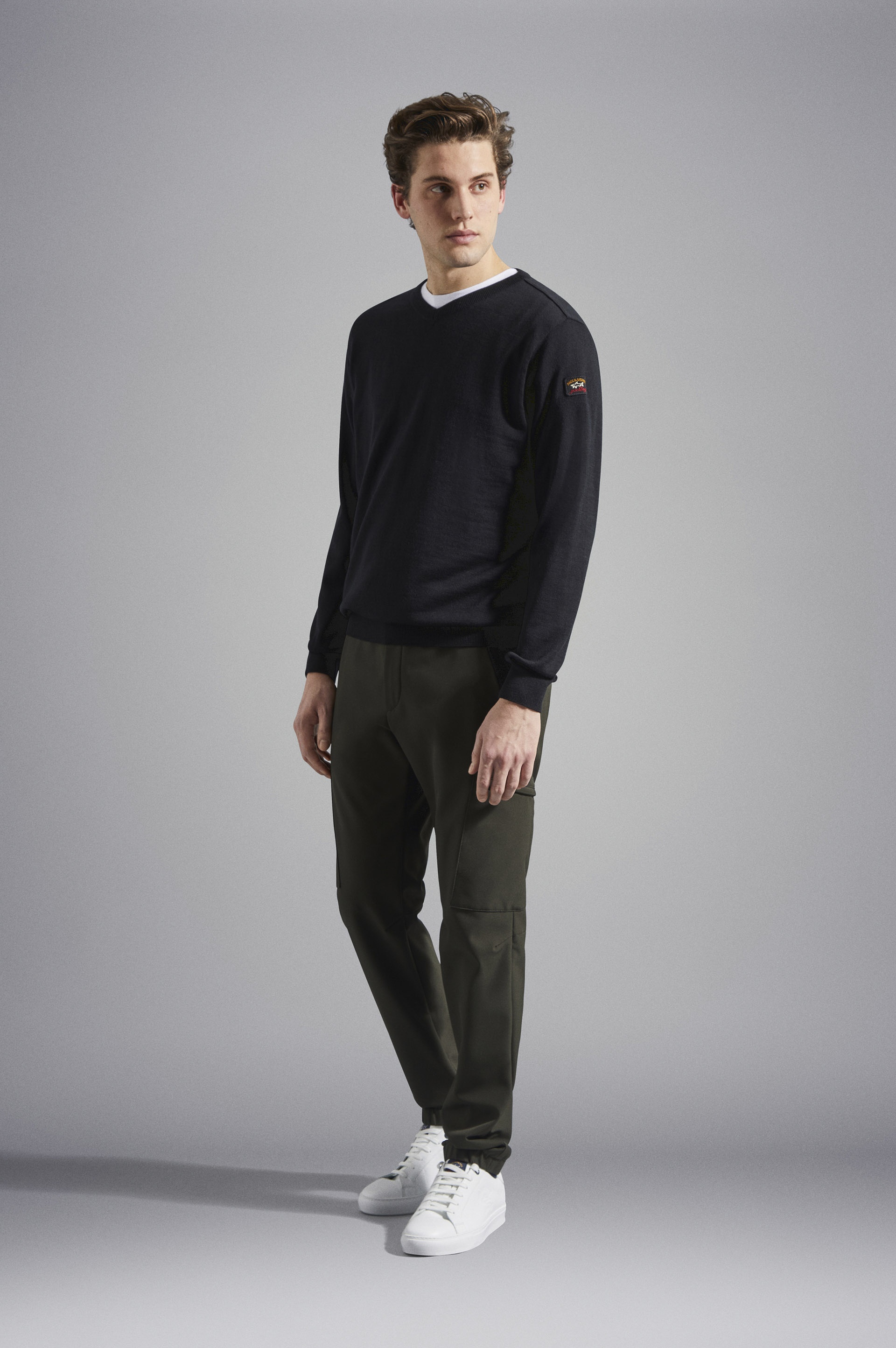 MERINO WOOL V-NECK WITH ICONIC BADGE - 2
