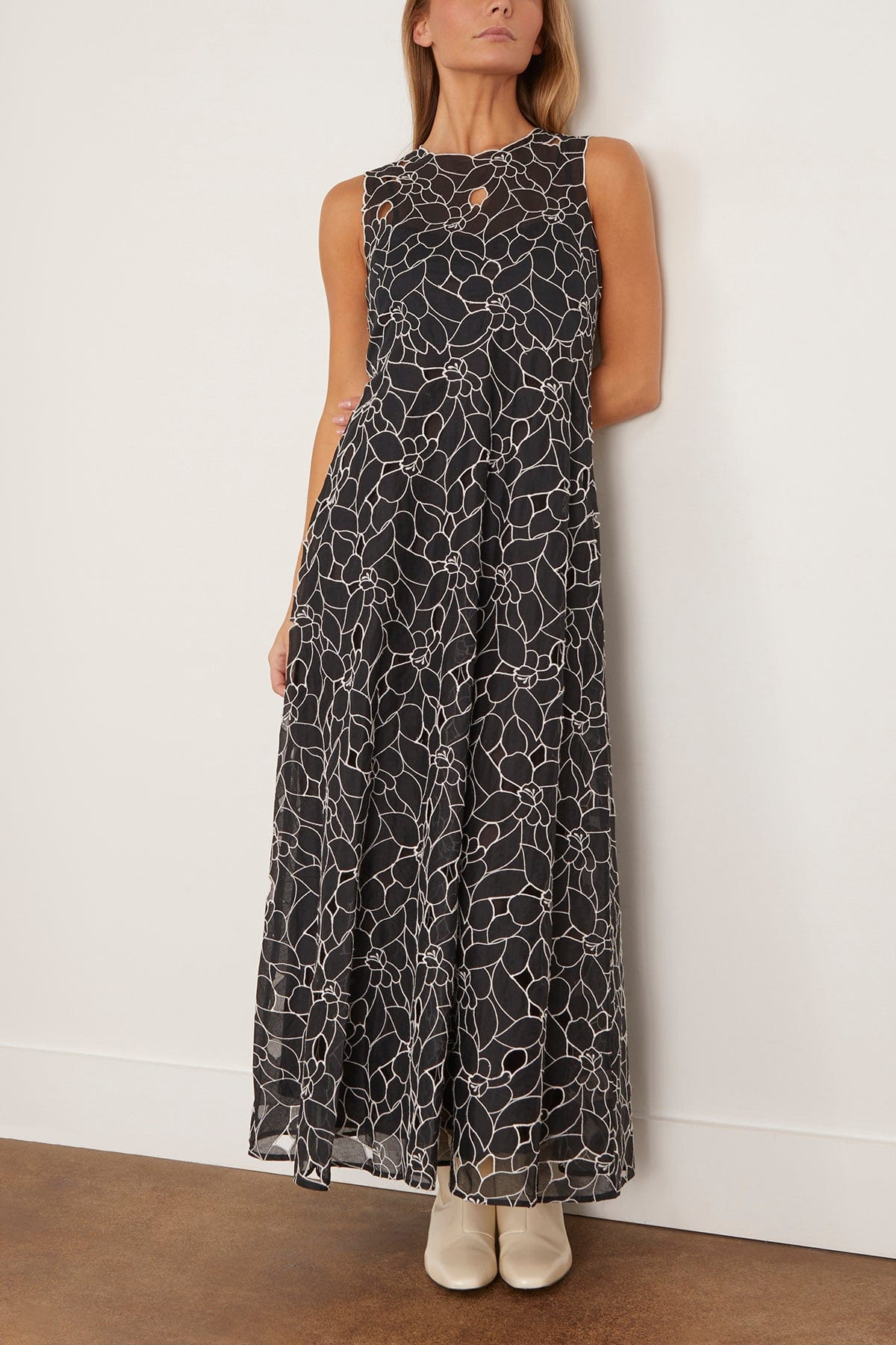 Kiana Sleeveless Midi Dress in Noir - 3