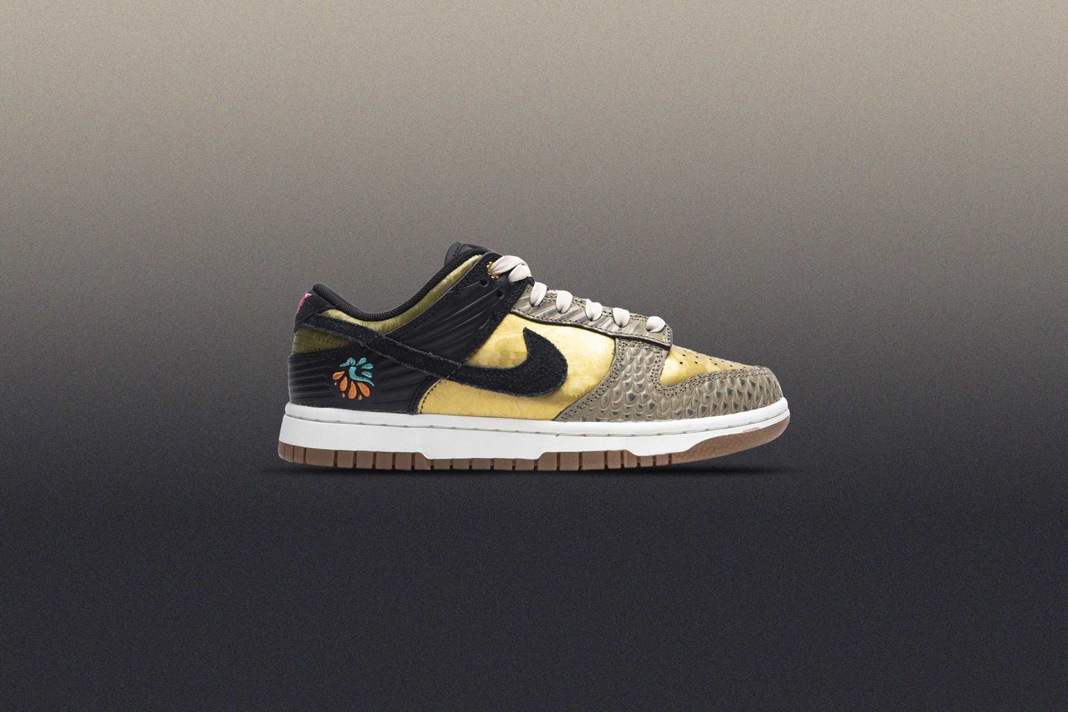 WOMEN'S DUNK LOW 'DÍA DE MUERTOS' - BLACK/KHAKI/METALLIC GOLD - 2