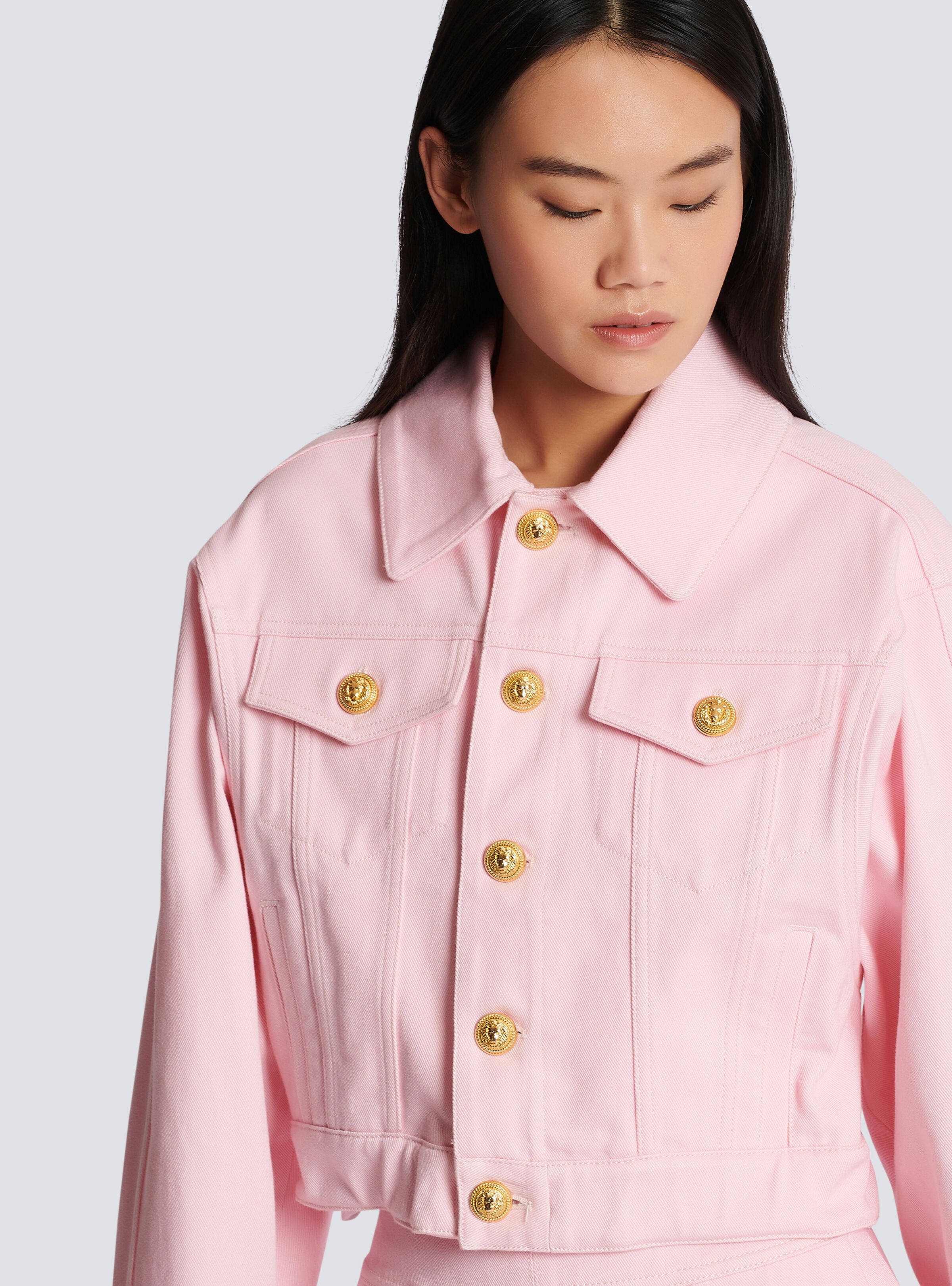 Cropped faded denim jacket - 8