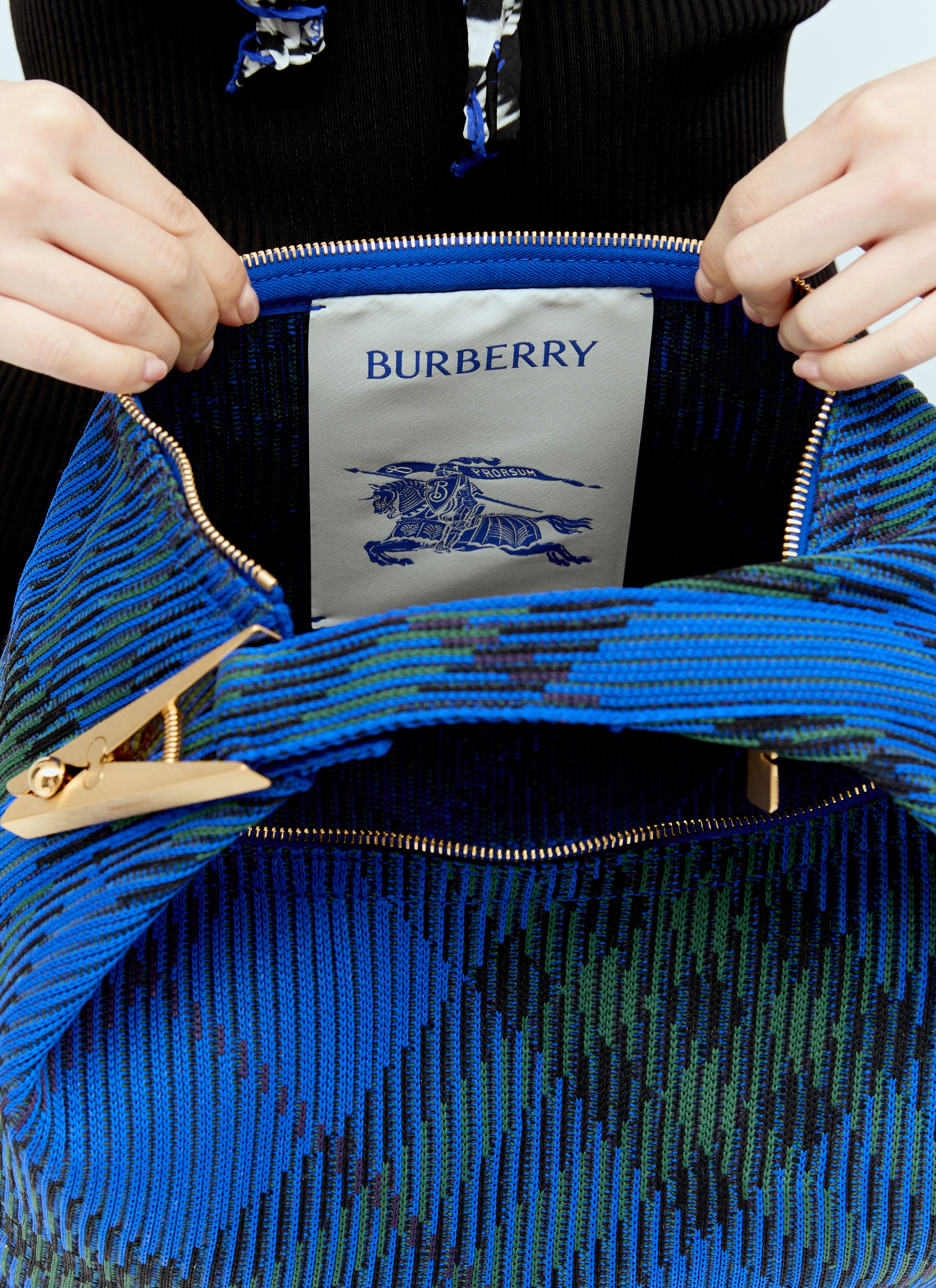 【関税&送料込】Burberry Peg Medium Technical Knit Handbag Burberry Medium Peg Duffle Handbag | lncc | REVERSIBLE