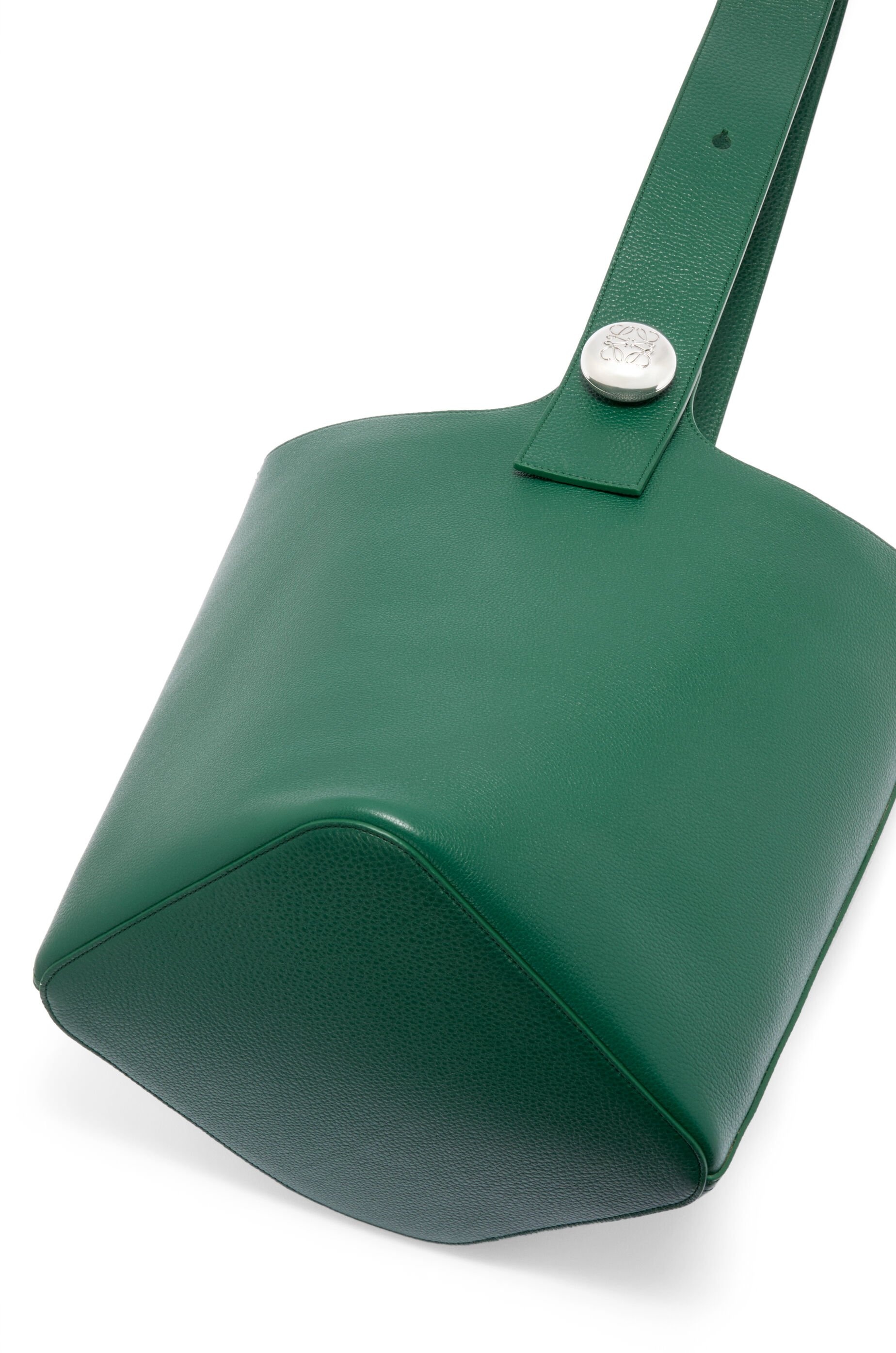 LOEWE｜ (Large Pebble bucket in supple grained calfskin Large Pebble bucket in supple grained calfskin Red - LOEWE