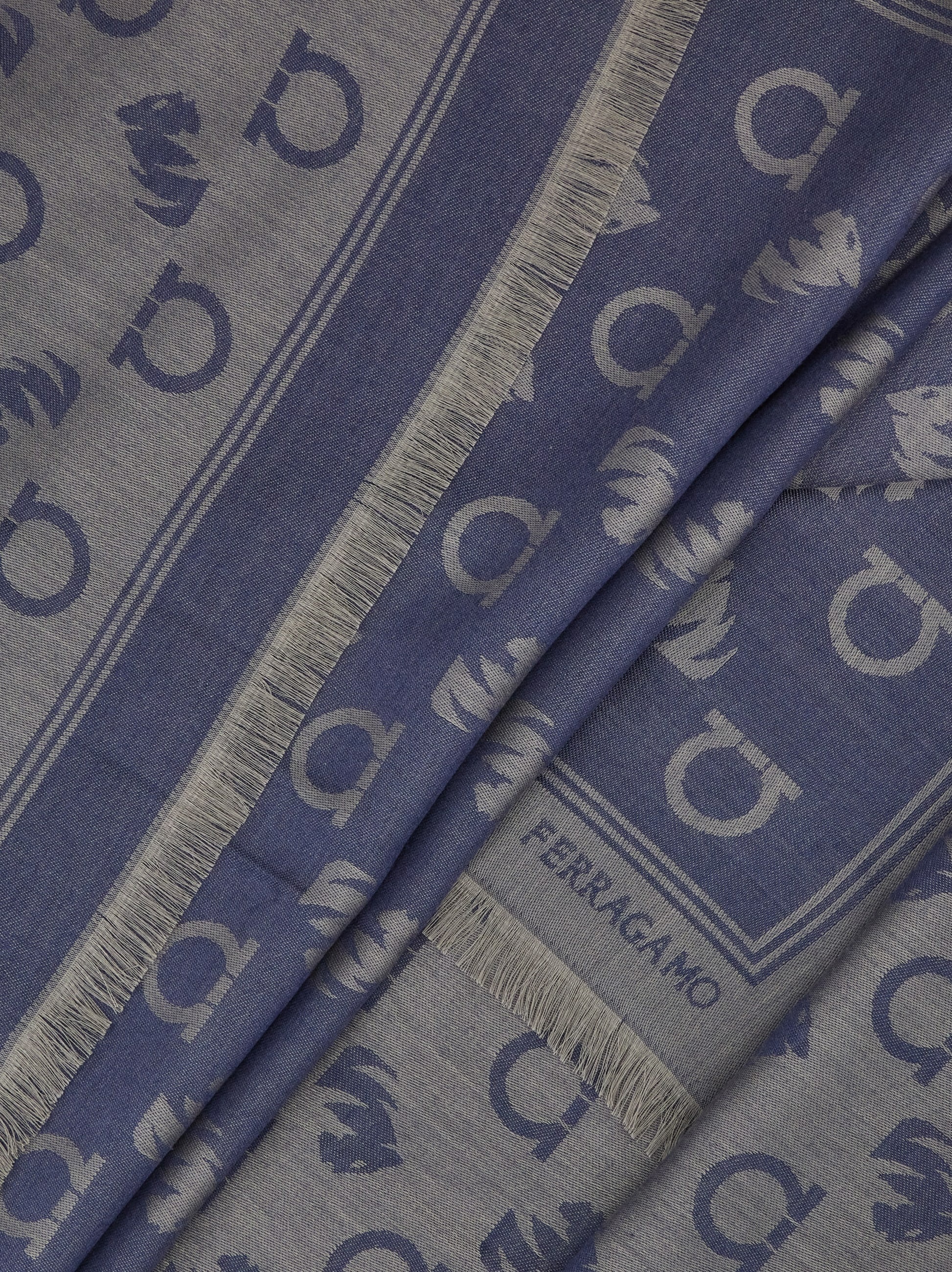 Jacquard stole with feline motif - 2